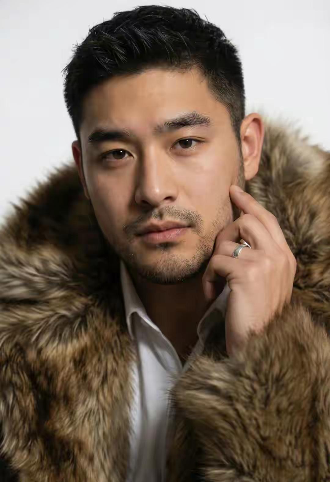 看到这张照片你首先想到的是什么？是他长得太帅了，还是看到他穿着貂让你想到了以前的