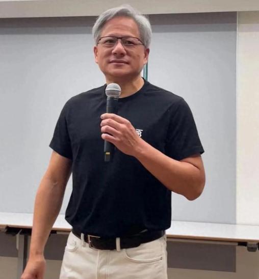 难怪常有人说，华人要是和白人结婚，到了第三代基本就看不出华人特征了。英伟达创始人