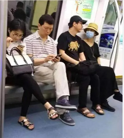 汤唯跟老公坐地铁被偶遇，两人打扮低调但星味十足，被夸很会过日子！