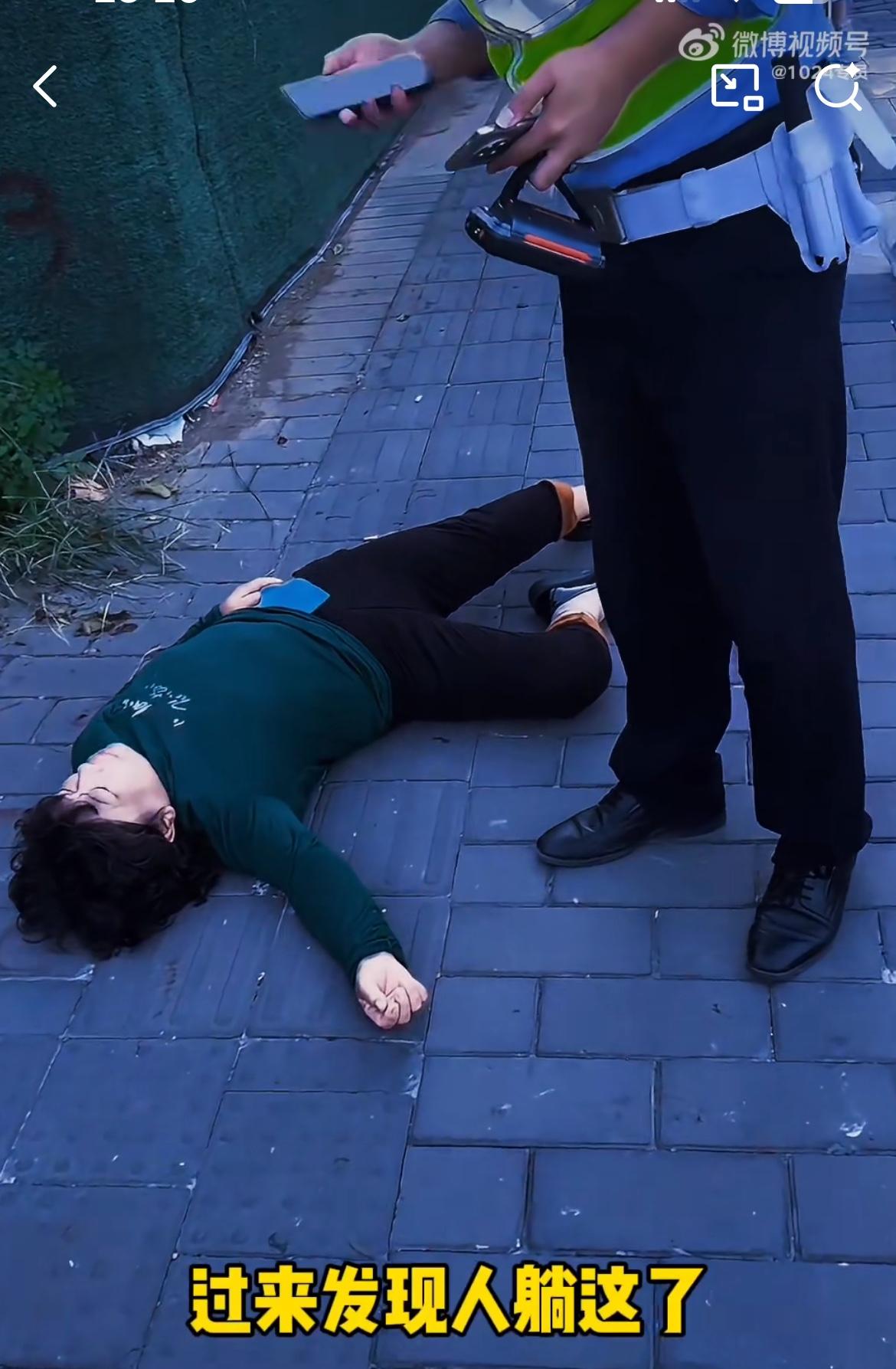 大妈骑电瓶车撞车，教科书级的表演，骗过警察，耗过车主，成功赖掉几百块的修车费。电