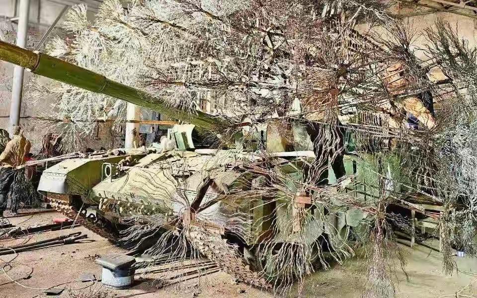 看看俄罗斯被乌克兰的无人机逼成啥样了？现代战争，任何时候都不能轻视小小无人机的