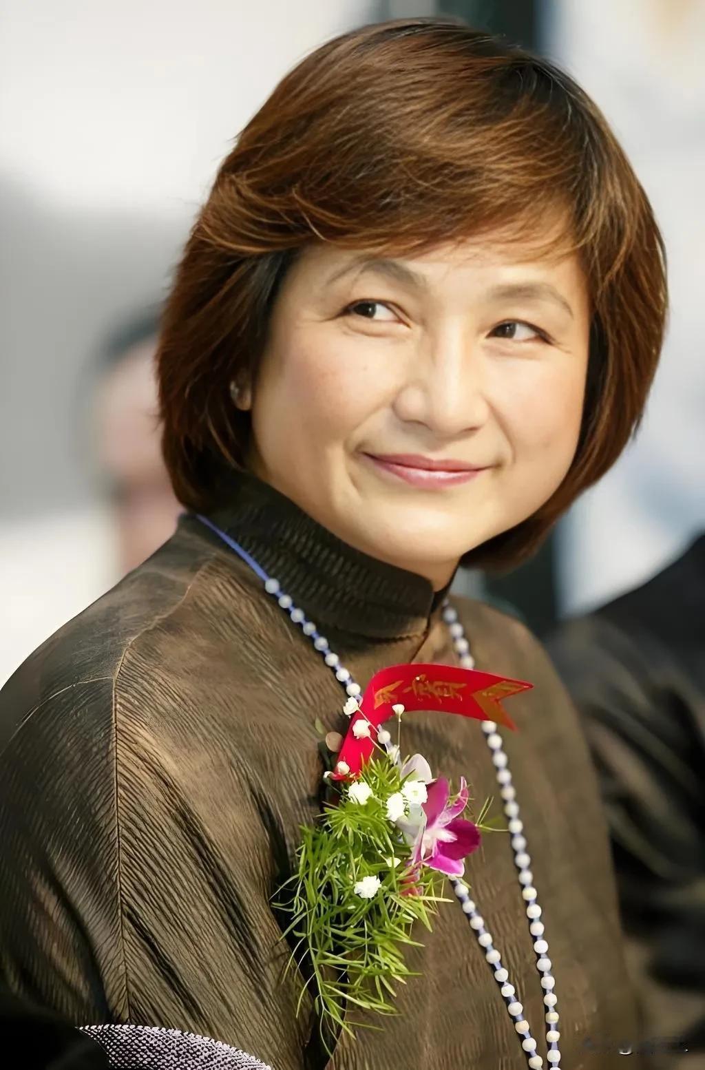 明星郑佩佩儿子众筹5万美元，折合成人民币大概36万元，为患乳腺癌的妻子筹措治疗费