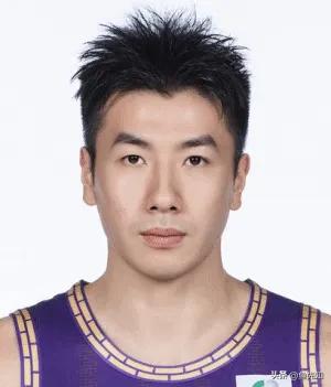 这还是曾经被寄予厚望的天才少年邹雨宸吗？207厘米的身高，全场一个篮板没抢着？要