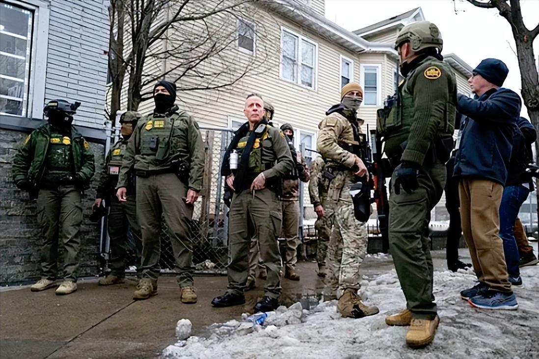 美国街头又出人命！副总统万斯居然公然放话“咎由自取”，1月7号早上明尼苏达州明尼