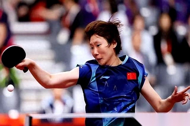国乒女队的领奖台上，王曼昱、孙颖莎、陈梦总是并肩站着。但要是扒开这层金字塔尖的光环，你会发现一个反直