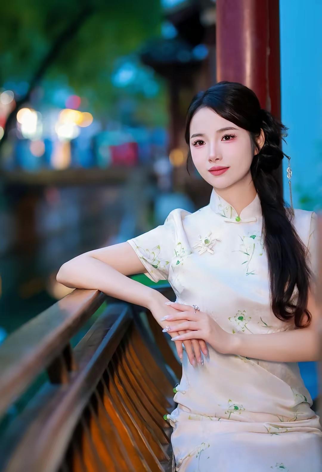 一针一线，勾勒山河；一襟一衩，藏尽风月‌，‌旗袍是流动的东方画，裹身尽显神韵。‌