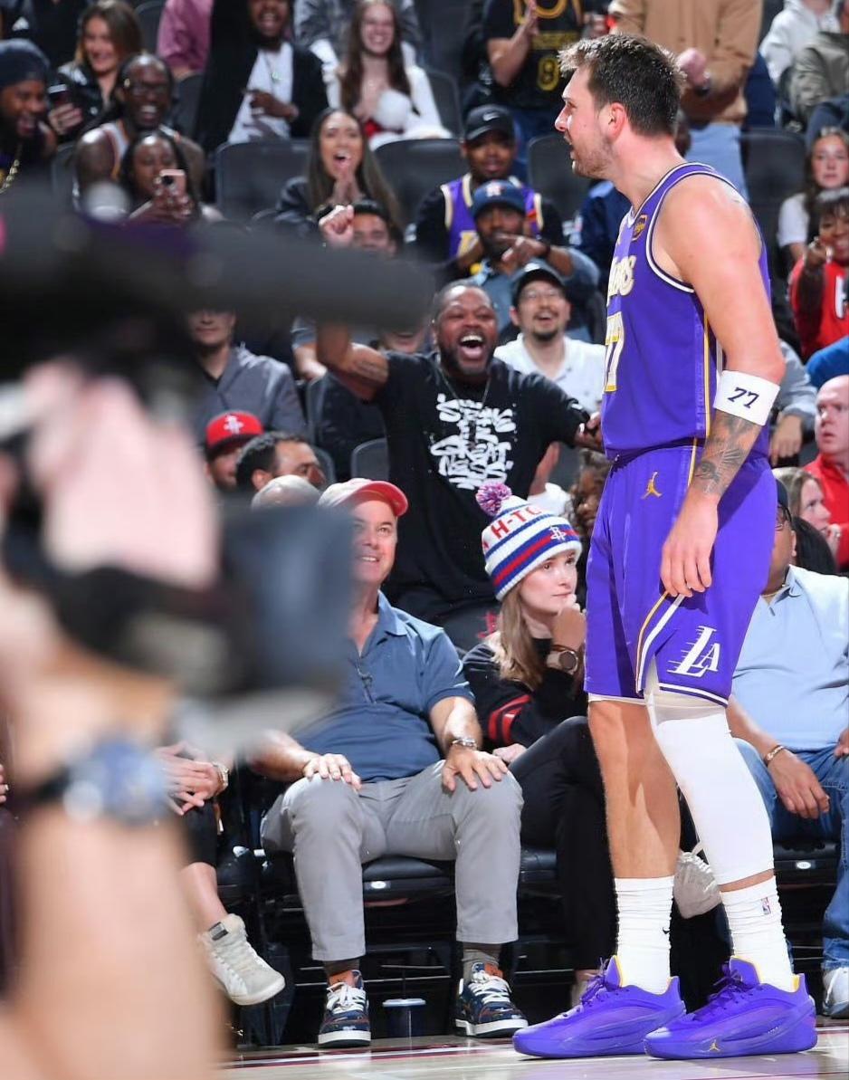 失恋的东契奇真惹不起！湖人124-116双杀火箭；王又见王，不得不承认今天的杜