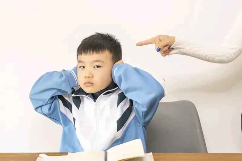 同事家孩子高二，在一所四星高中读高二。初中为了考个好高中，平时补课上大课不算，初