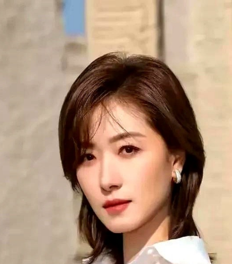 万茜哪哪都好长的漂亮演技也不错只有一个小缺点，让人很容易出戏就是万茜
