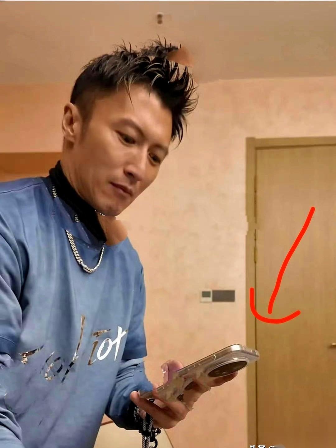 刷到谢霆锋一张吃饭的照片，第一眼，我没看人，看的是他手里的手机。荣耀。华为系的