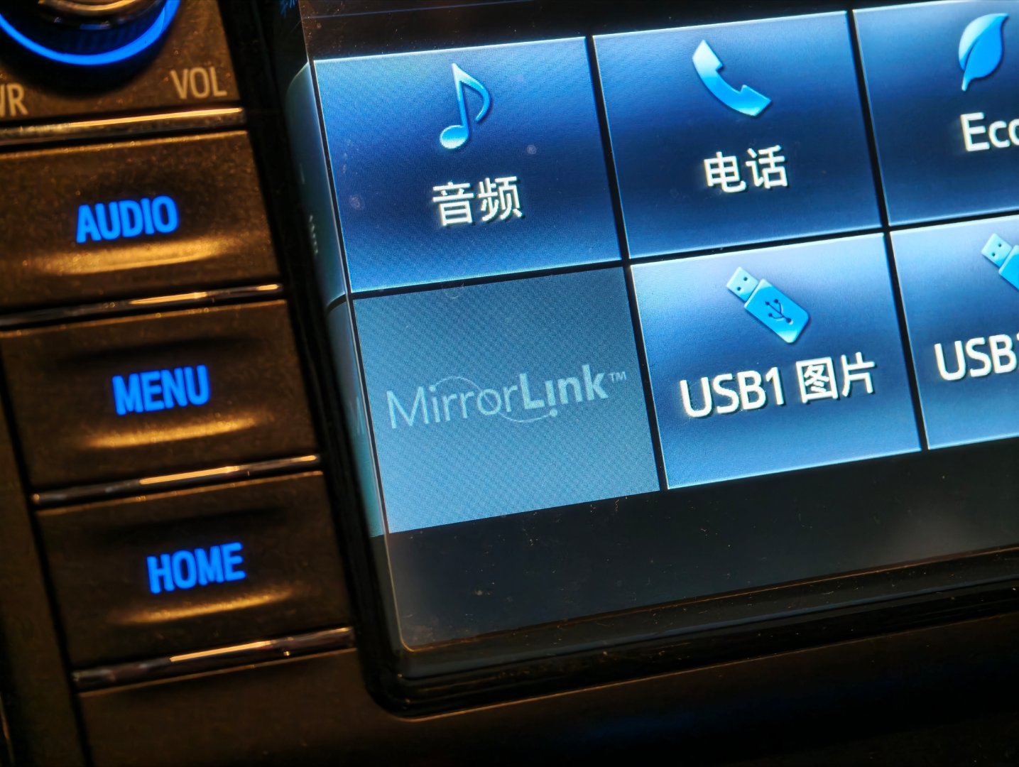 老家这台开了十年的丰田RAV4，车机上有个功能叫Mirrorlink，接上我的手