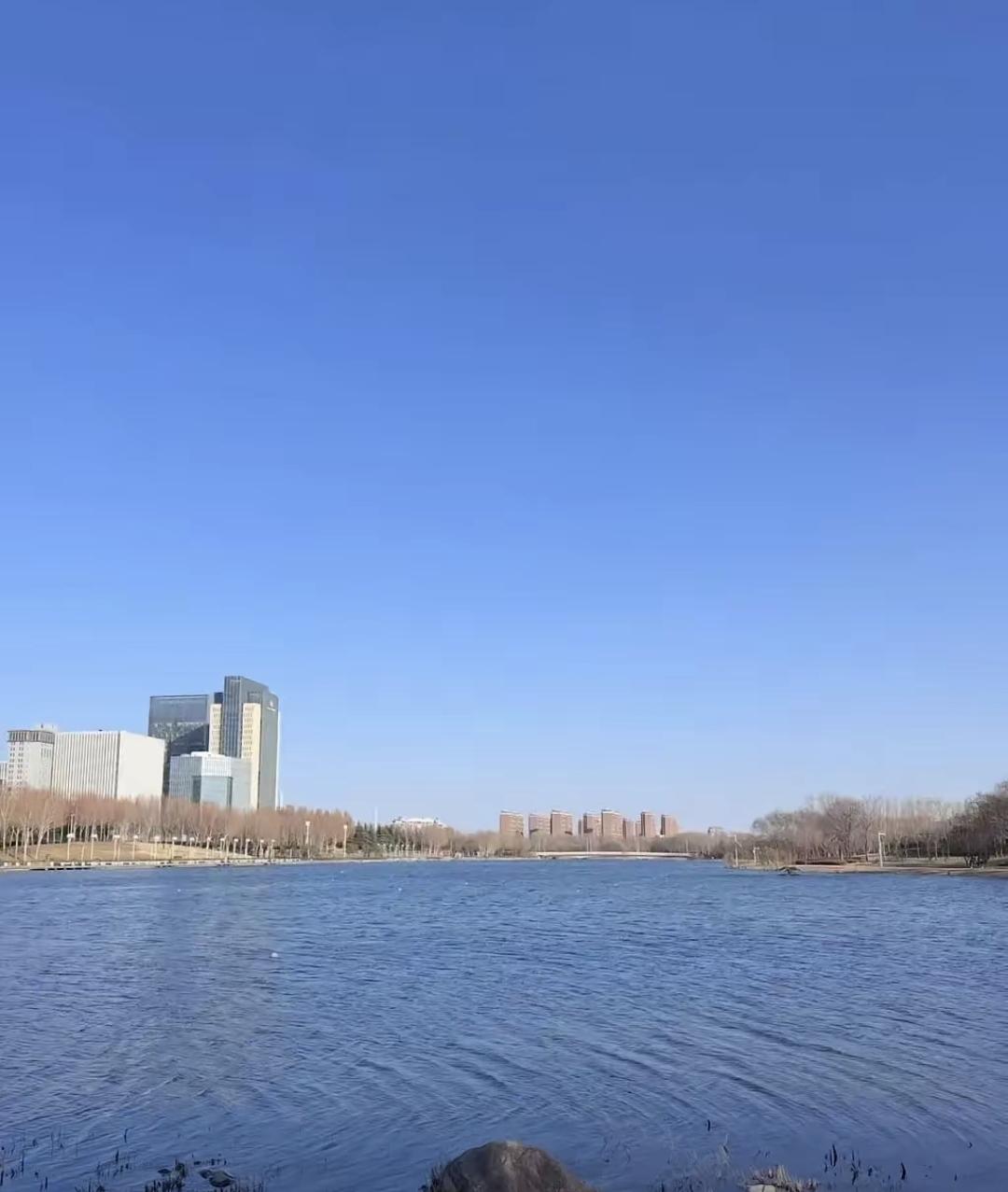 我听说我们老家一个大叔，把城里房子直接过户给了儿子。想着以后老了回城养老，结果才