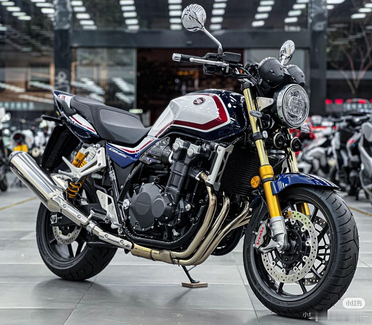 现在这孩子越来越挑剔老早就给他买的摩托车不喜欢非要那花花绿绿的二手本田，都停产了