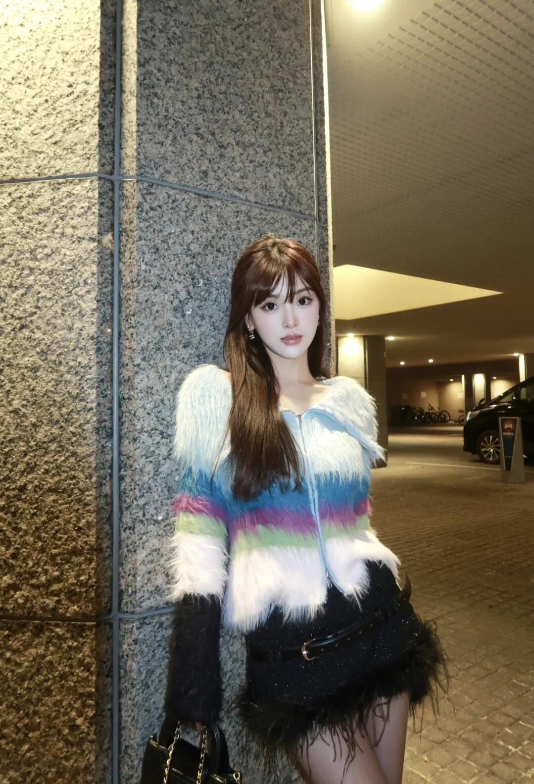 夜色里的彩色绒毛，把街头的浪漫揉进穿搭里✨