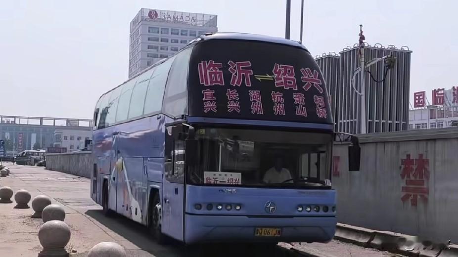 高铁时代的到来，让国内长途客运行业迎来了前所未有的冲击，多数城市的省际长途客运班