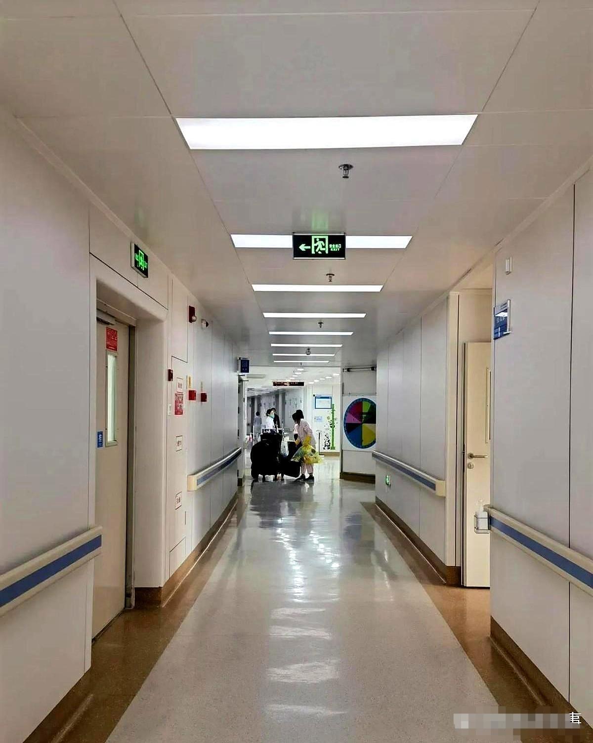 病房里93岁的老阿姨在睡梦中永远离世，65岁的女儿没有流一滴眼泪！上午给母亲梳妆