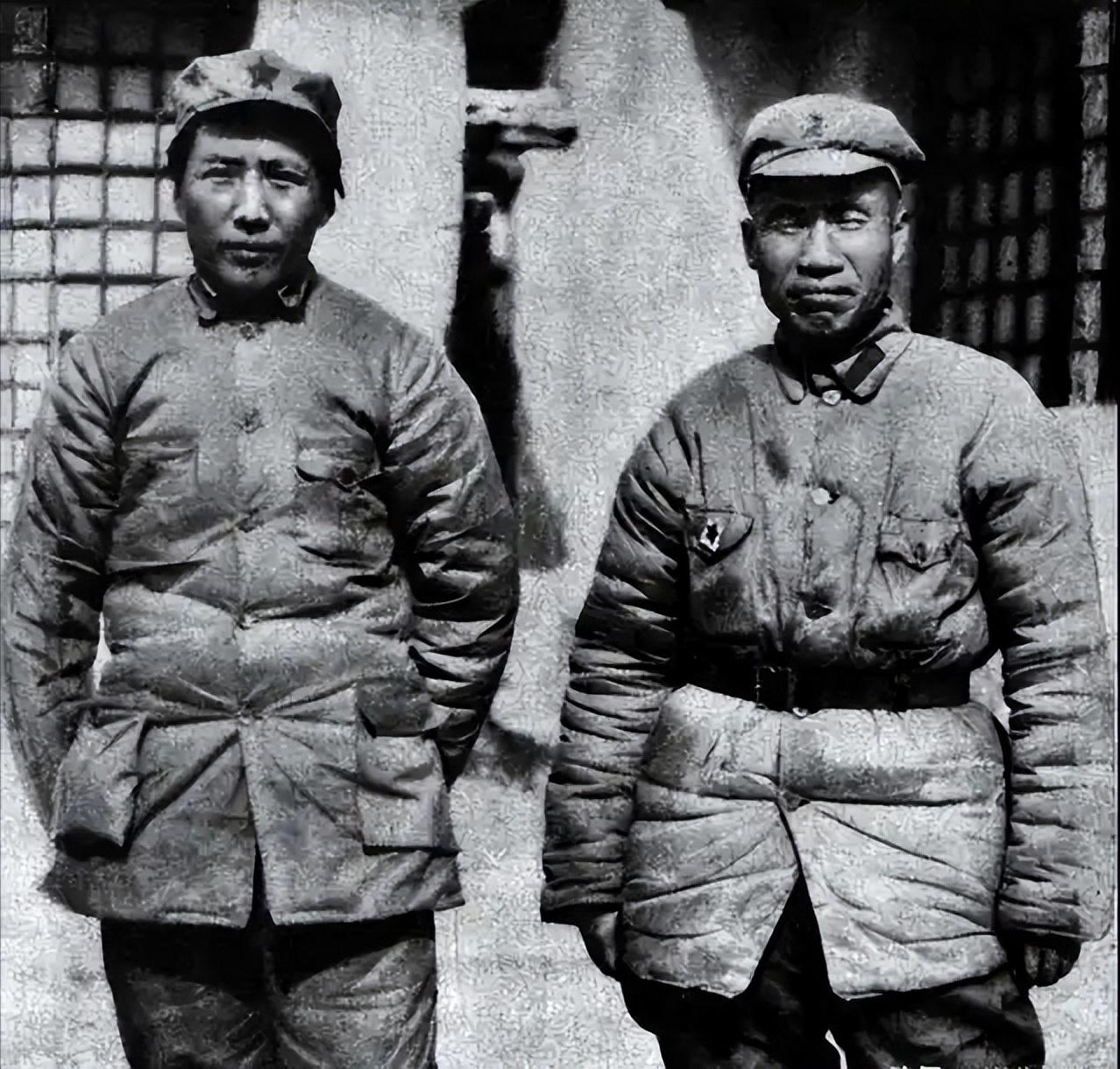 这是毛主席和朱德在艰苦岁月的真实合影，都看看吧，这可不是演员扮演的。长征途中