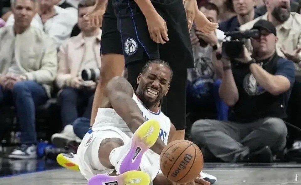 莱昂纳德的伤病，虽迟但到！今天快船和湖人的比赛中，莱昂纳德前三节半发挥依旧出色，