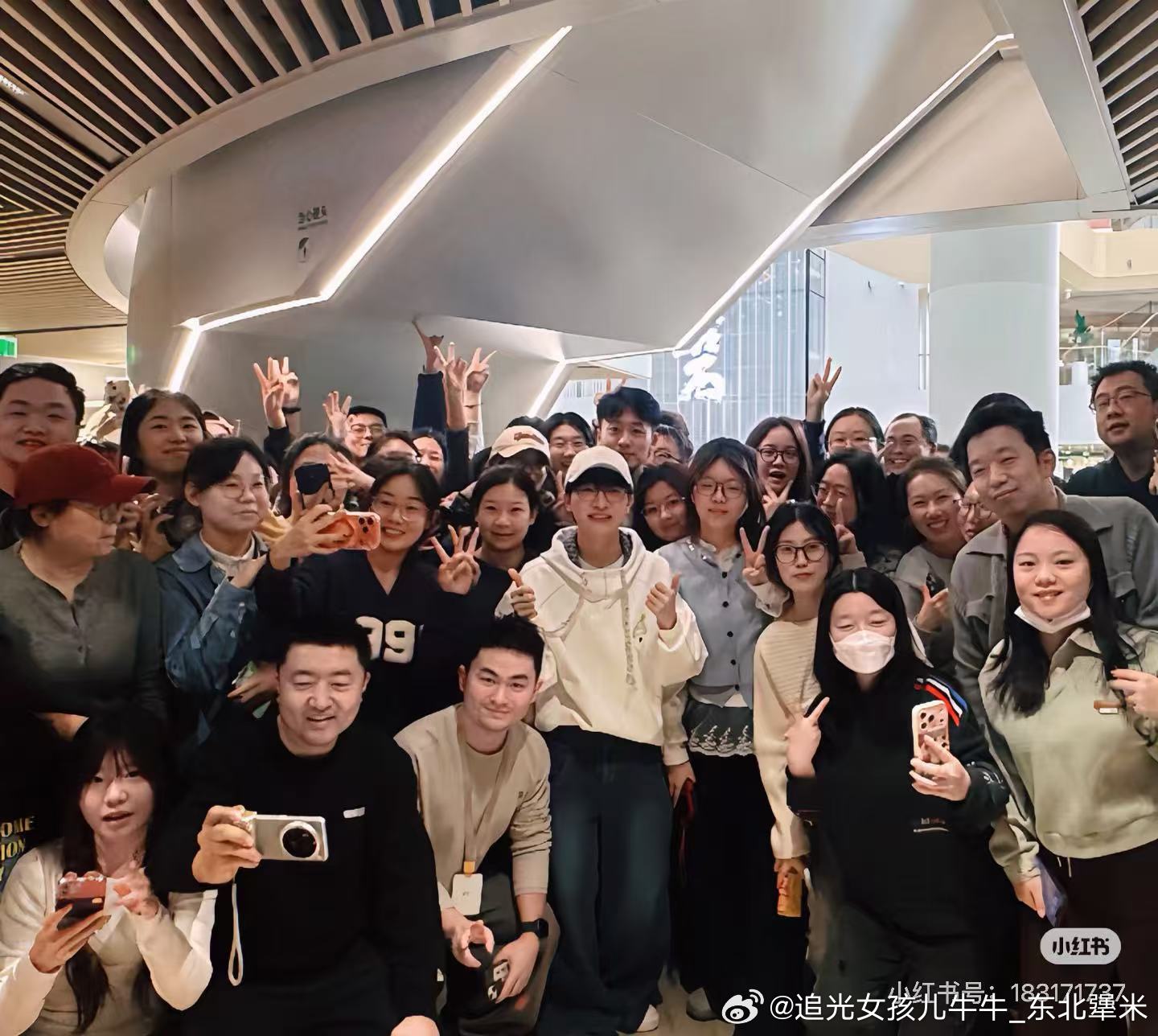 周深网友偶遇张艺谋周深向全世界安利我担论选择一个好公司的重要性