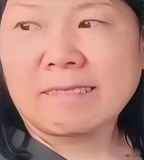张家齐妈妈已经气到咬嘴唇，却毫无办法，说一句家齐顶一句，一切源自不工作不赚钱，没