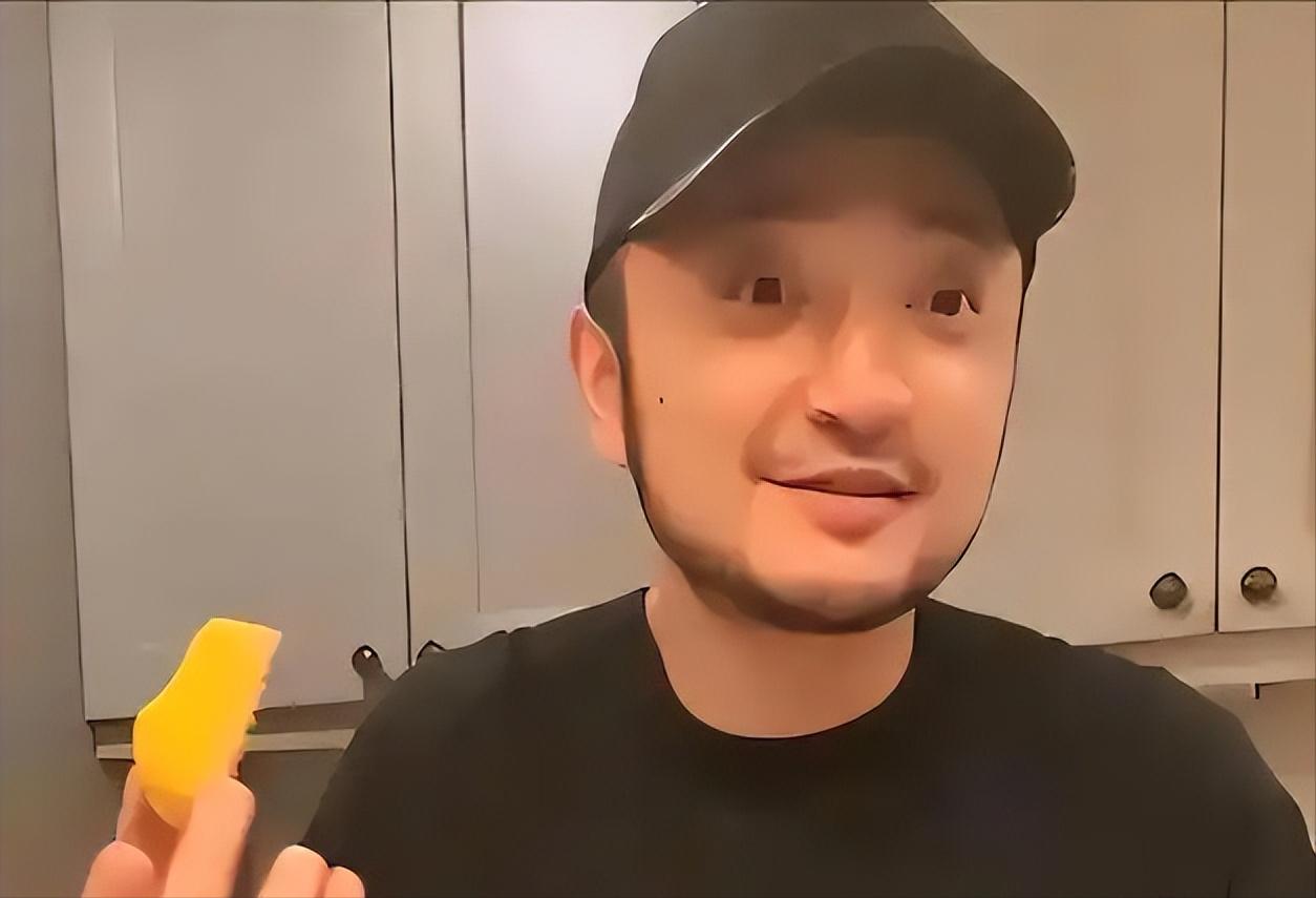 钱再多有什么用？看着尼格买提的近况，心里挺有感触的。43岁，连续12年坐镇央视春