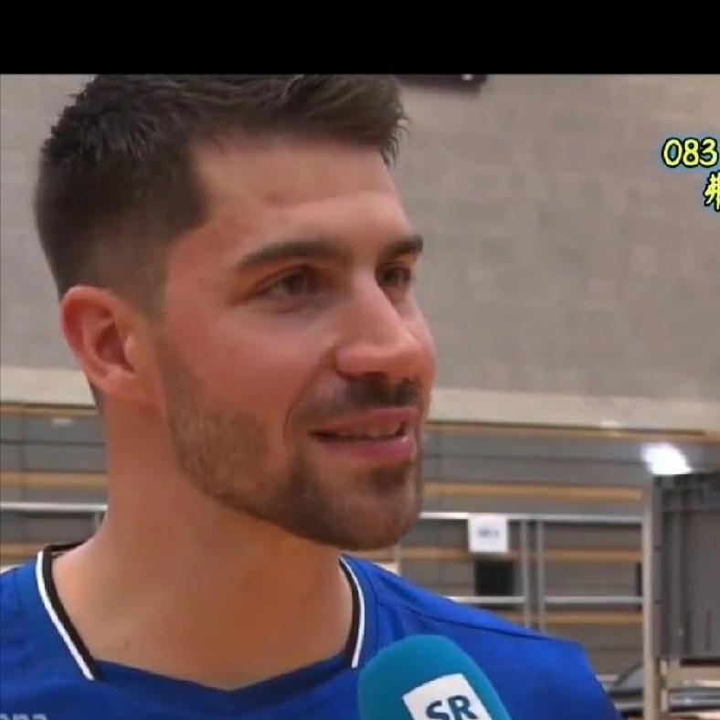 小弗回国采访：短短几话体现人品！本来我以为：很多人一直在说，小弗队长人特别