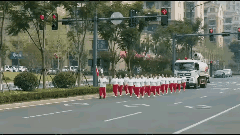 老年人暴走团霸占道路被洒水车撵走了！这群老年人暴走团连基本的交通意识都没有，居然