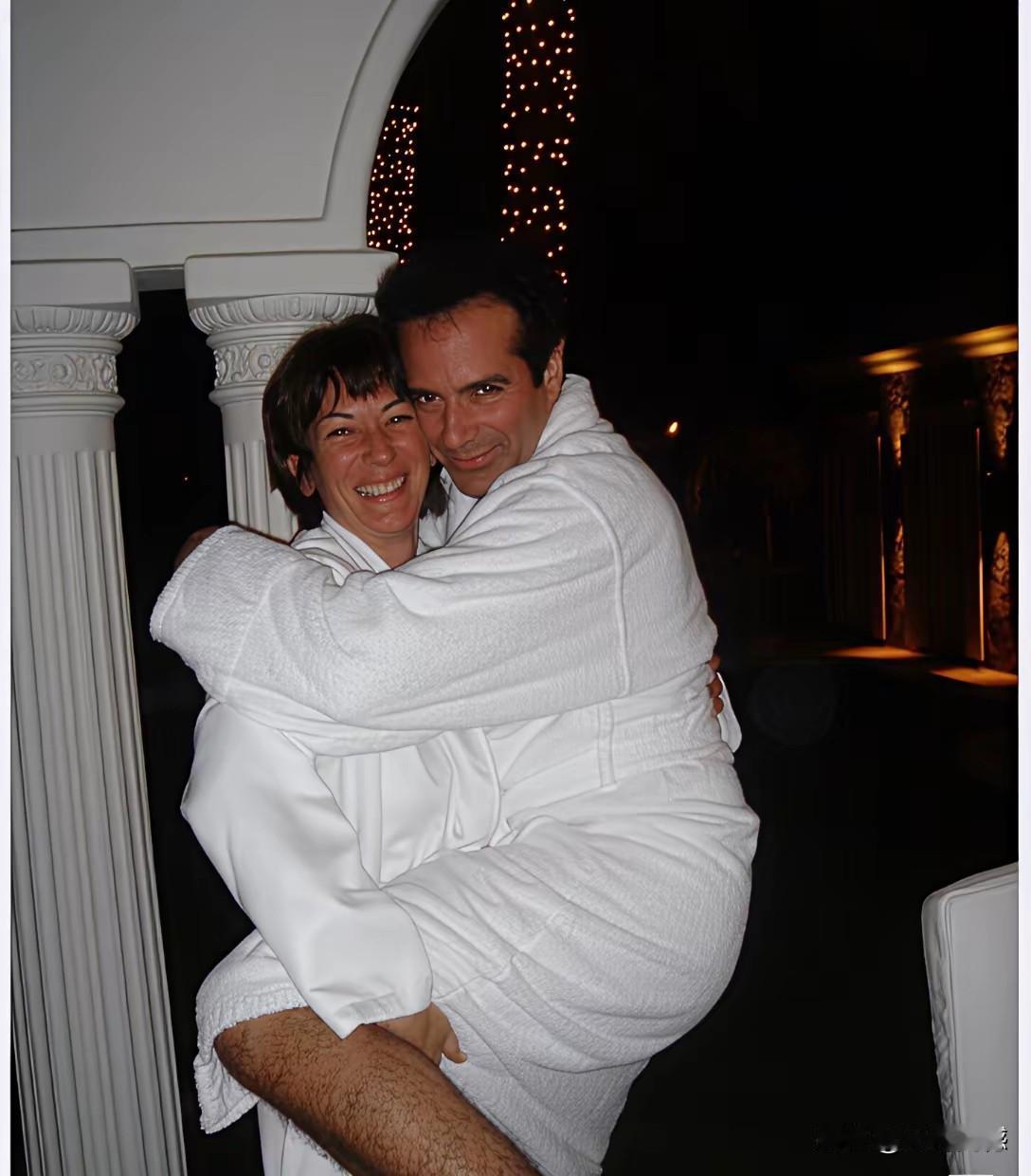 爱泼斯坦的女友，身体素质也是十分强悍的，性格也是非常豪放的，通过这张照片能够明显