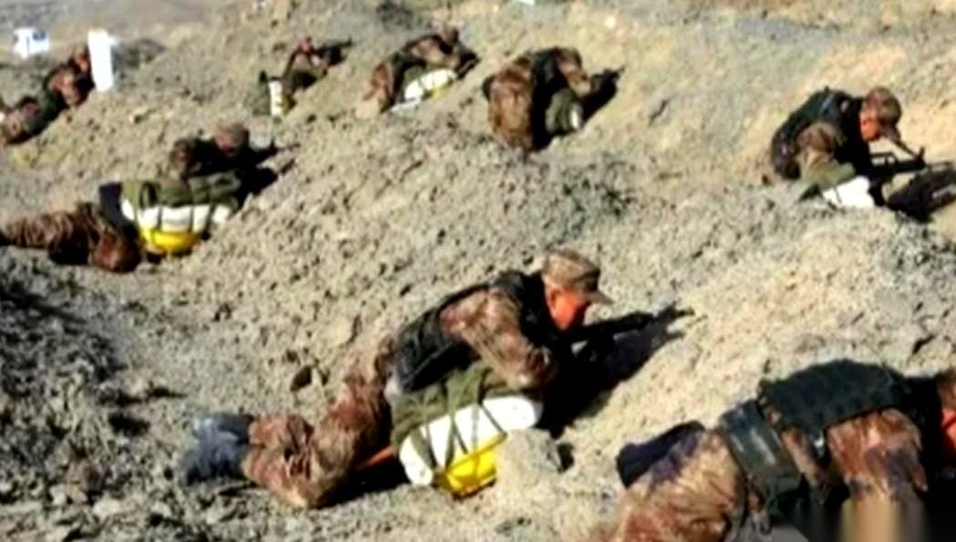 一个上过战场的老兵，就说了一句话：“卧倒的，没一个站起来的，全死了。”这句话，