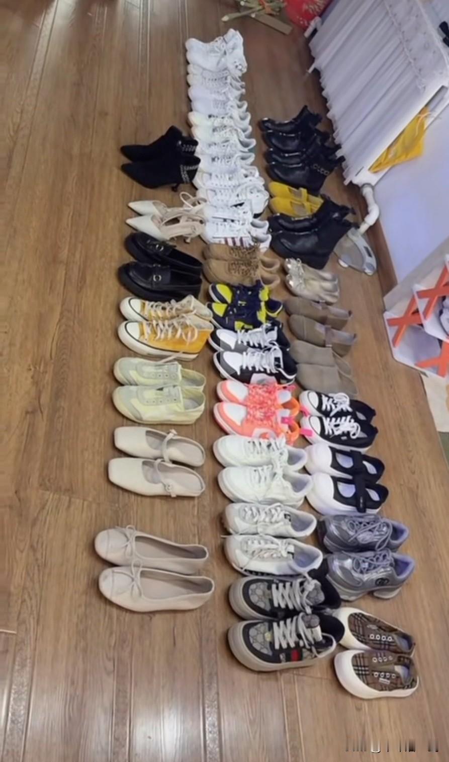 看着这些鞋，你是不是认为这是卖鞋的？事实上，这是一个女人买的鞋，仅仅三年时间，一