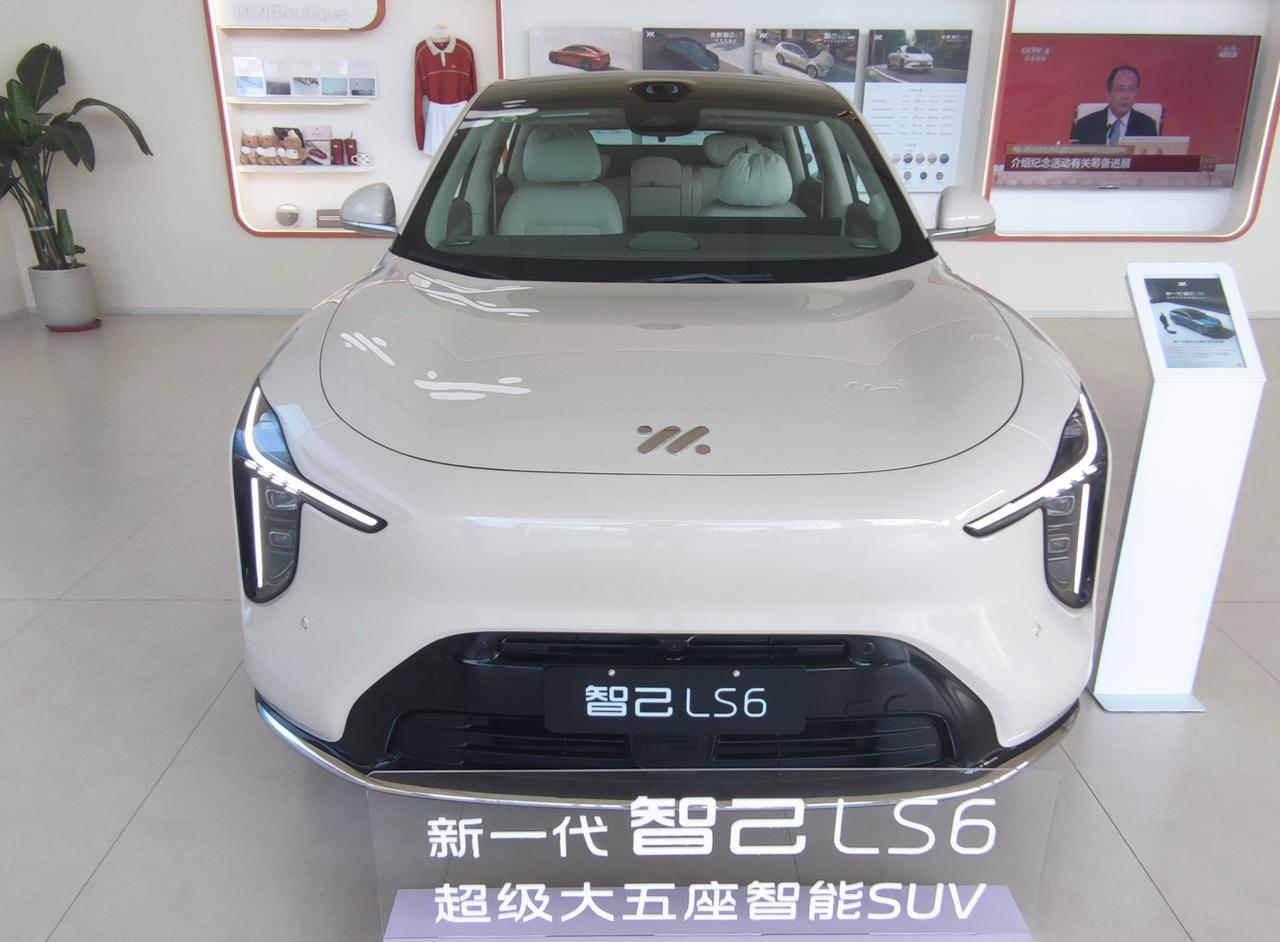 超级大五座智能SUV《智己LS6》2026款全新智己LS6，于2025年9