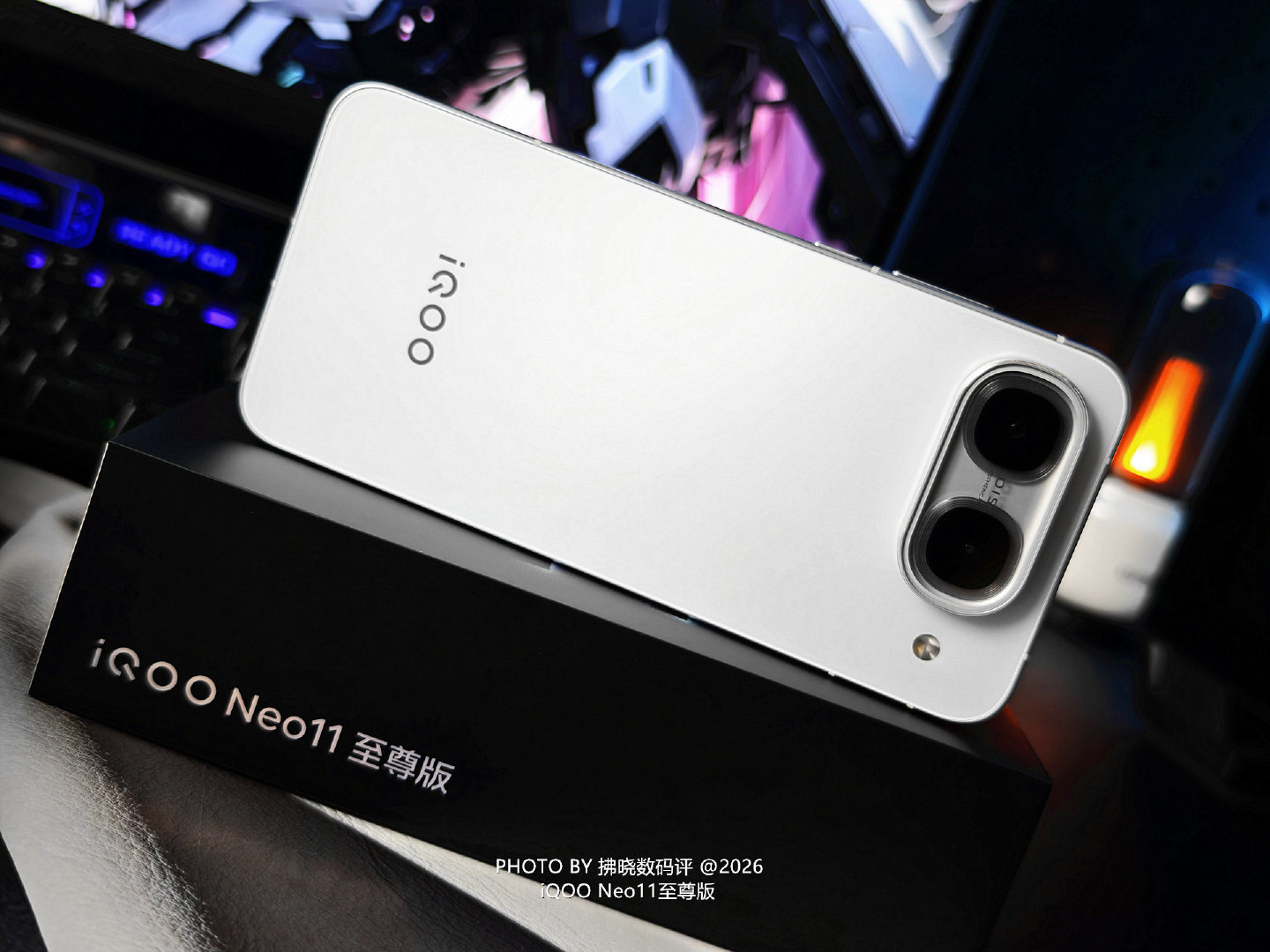 「拂晓开箱」iQOONeo11至尊版：这次的“驰光白”有些不同，“白”要温润一些，不参杂冷暖杂色，属