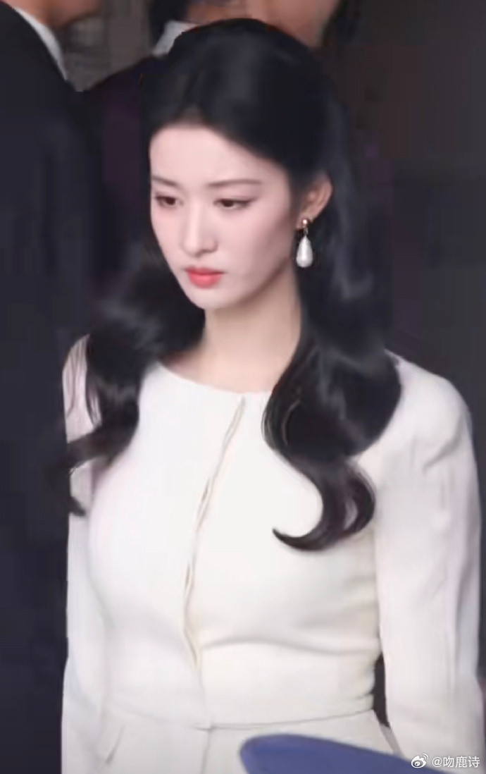 王楚然《这一秒过火》白衣路透惊艳曝光！那身姿，那气质，宛如民国千金穿越而来。眉眼