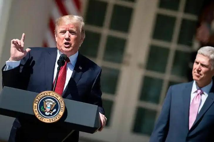 盯防中俄是假，布防线才是真！特朗普夺岛阴谋浮出水面特朗普在空军一号上对记者嚷