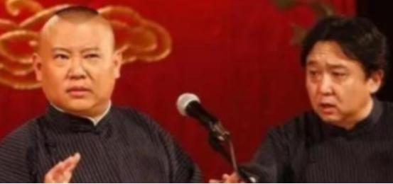 2008年，郭德纲曾在台上拿一位演员开涮：“北京有位很有名的相声艺术家，他女儿也