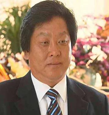 他10岁讨饭，弟弟饿死在怀里，13岁打铁谋生，23岁闯关东，尝尽人间疾苦，这个“