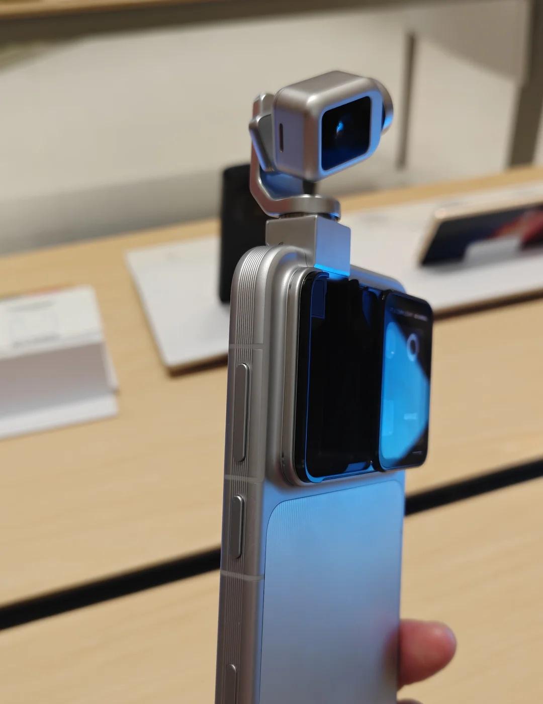 荣耀这个确实是创新了荣耀荣耀robotphone刚才看了一下能集成到这个