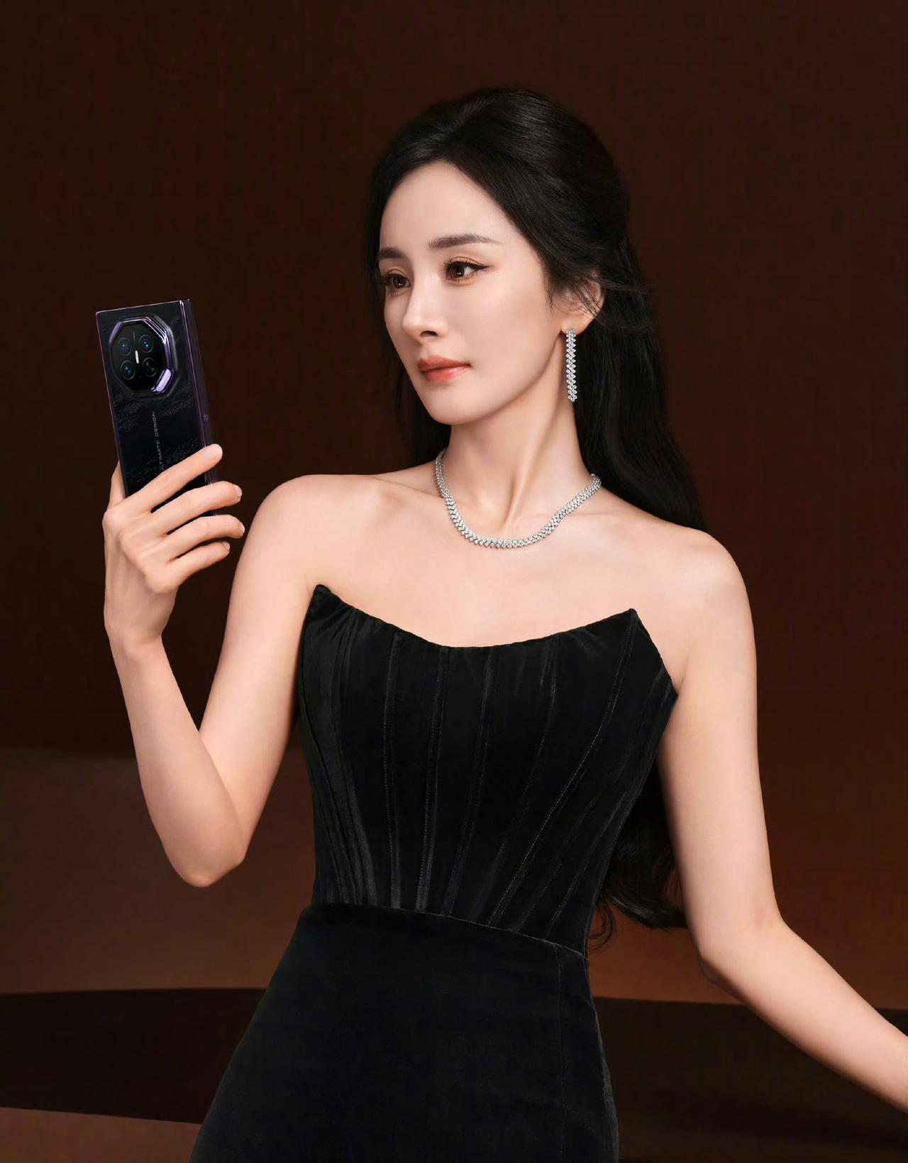 同样是明星拍手机广告，杨幂这组难得没有让明星盖过产品。一身丝绒黑裙配上珠