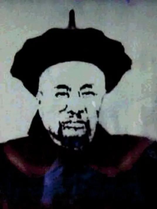 嘉庆年间，有个武状元叫满德坤，一身真功夫，却天天在宫门站岗，被太监宫女呼来喝去，