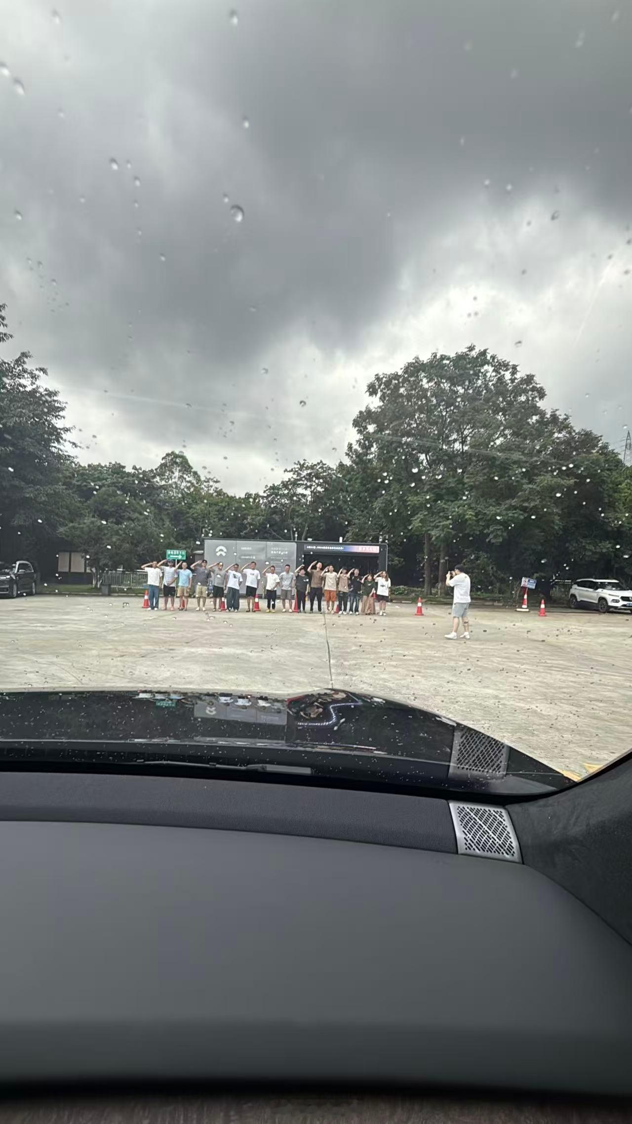 今日的任务是团队拉练，把我们目前拥有的，自己购买的9系SUV都开出来，拉一次来回