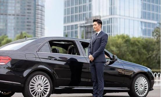 我哥当了几年兵，回来后没啥文凭，后来给他找关系进了市人大，成为了给领导开车的司机