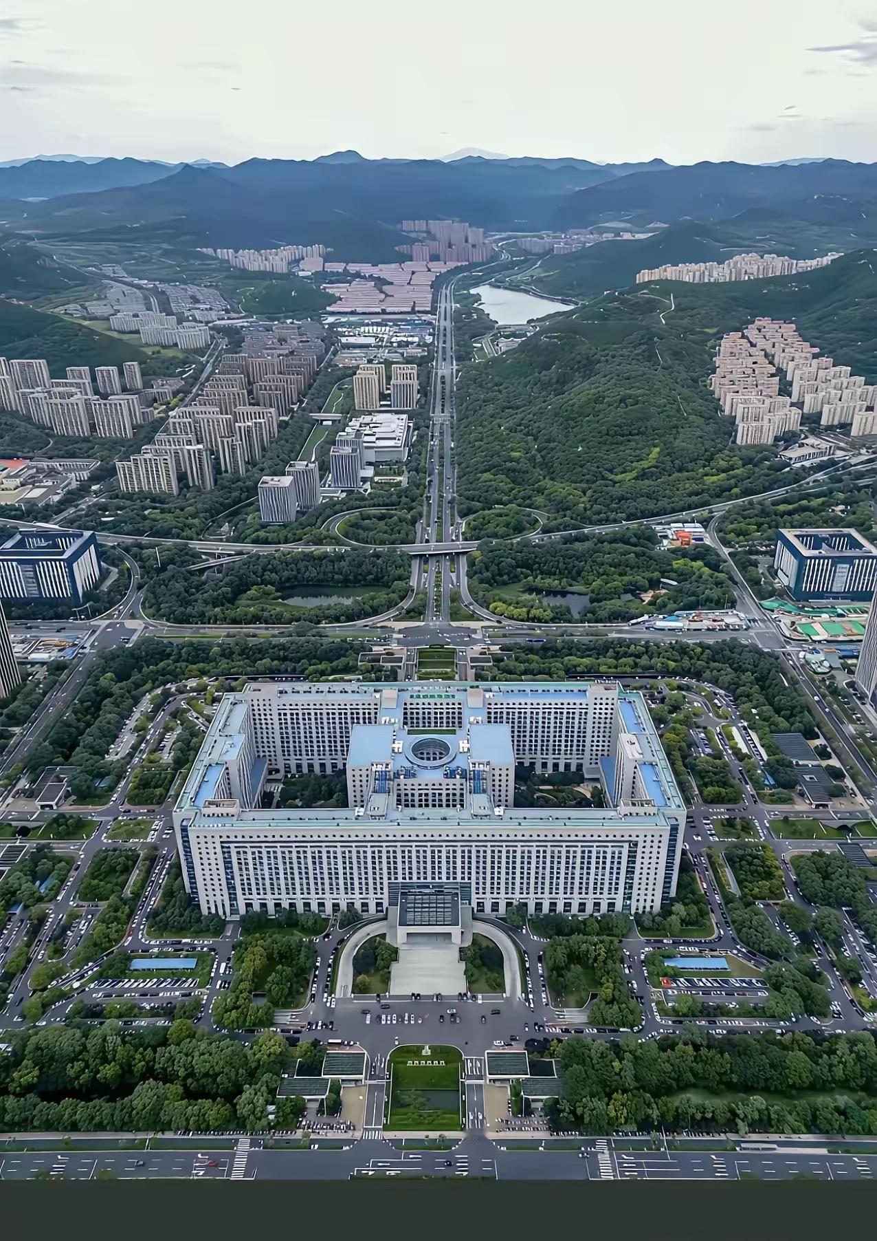 有谁知道这个建筑是哪个城市的？看着外观好气派，应该是一个商业办公楼吧，里面应该