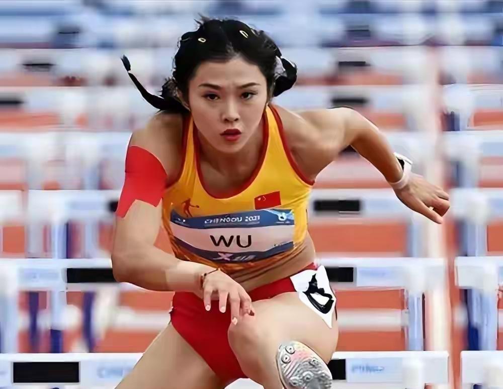 吴艳妮亮相世锦赛一轮游，成绩只有可怜巴巴的13秒12，小组第五无缘半决赛，几个残