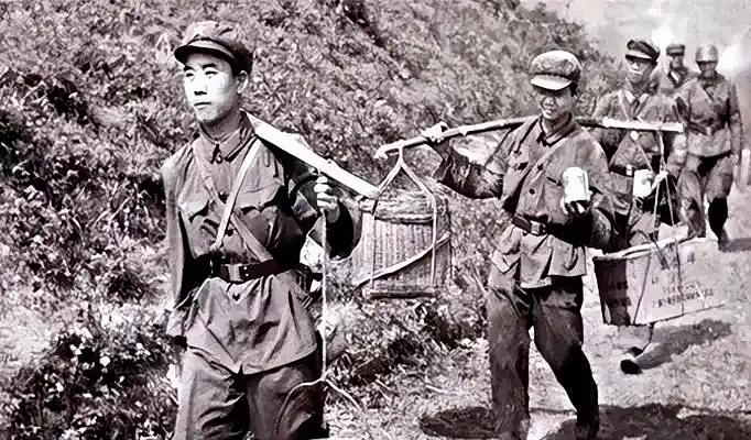 传奇军人陶洪礼在对越自卫反击战中的英勇事迹。作为炊事员，他在战友牺牲后...