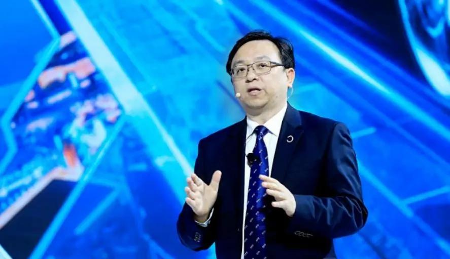 这话我信。王传福在台上哽咽那几下，我信他是真的。别的老板哭可能是戏，他哭F3