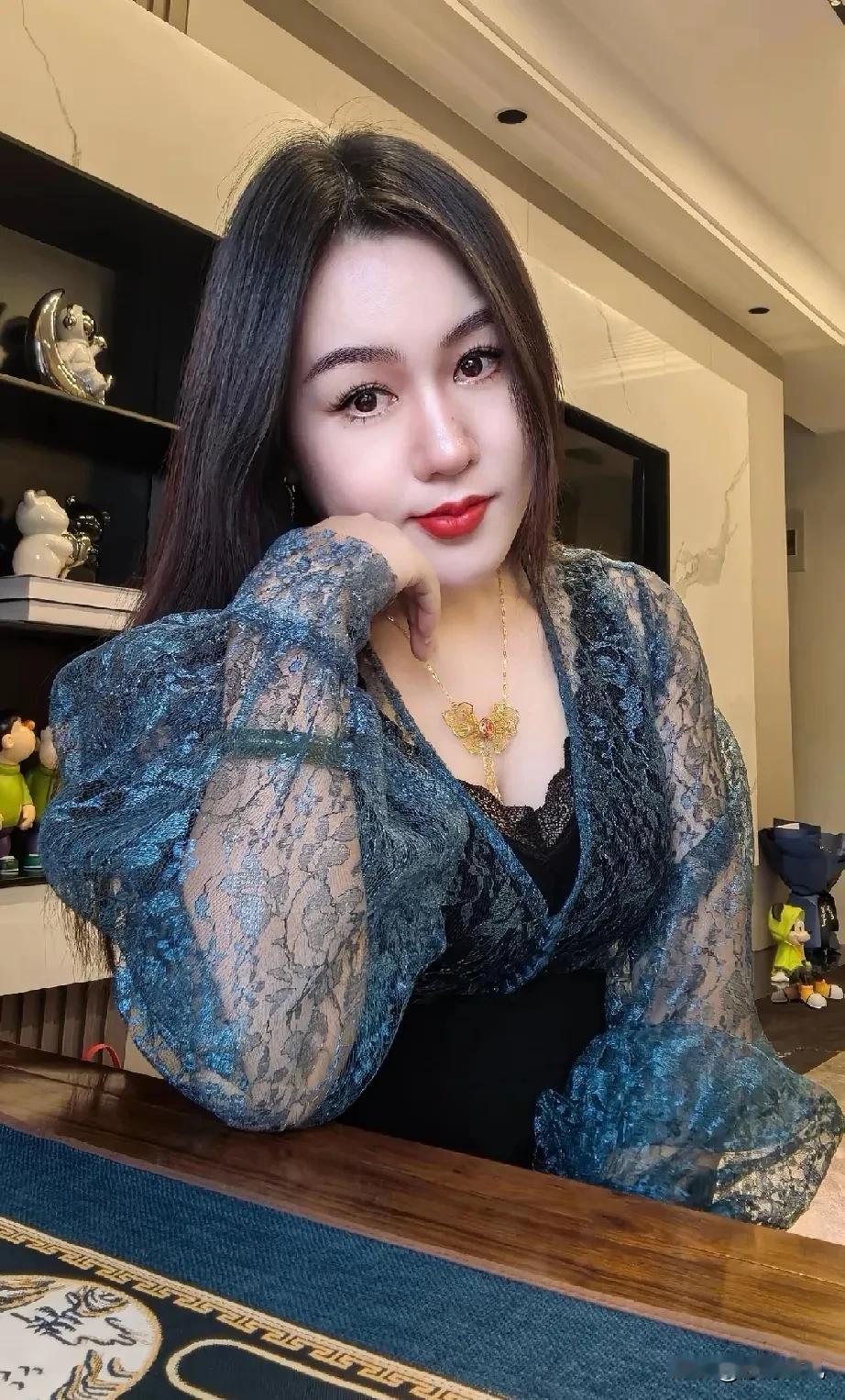 俗话说多年的夫妻抵不过一周的分离夫妻本来是形影不离的但是因为两地分居刚开