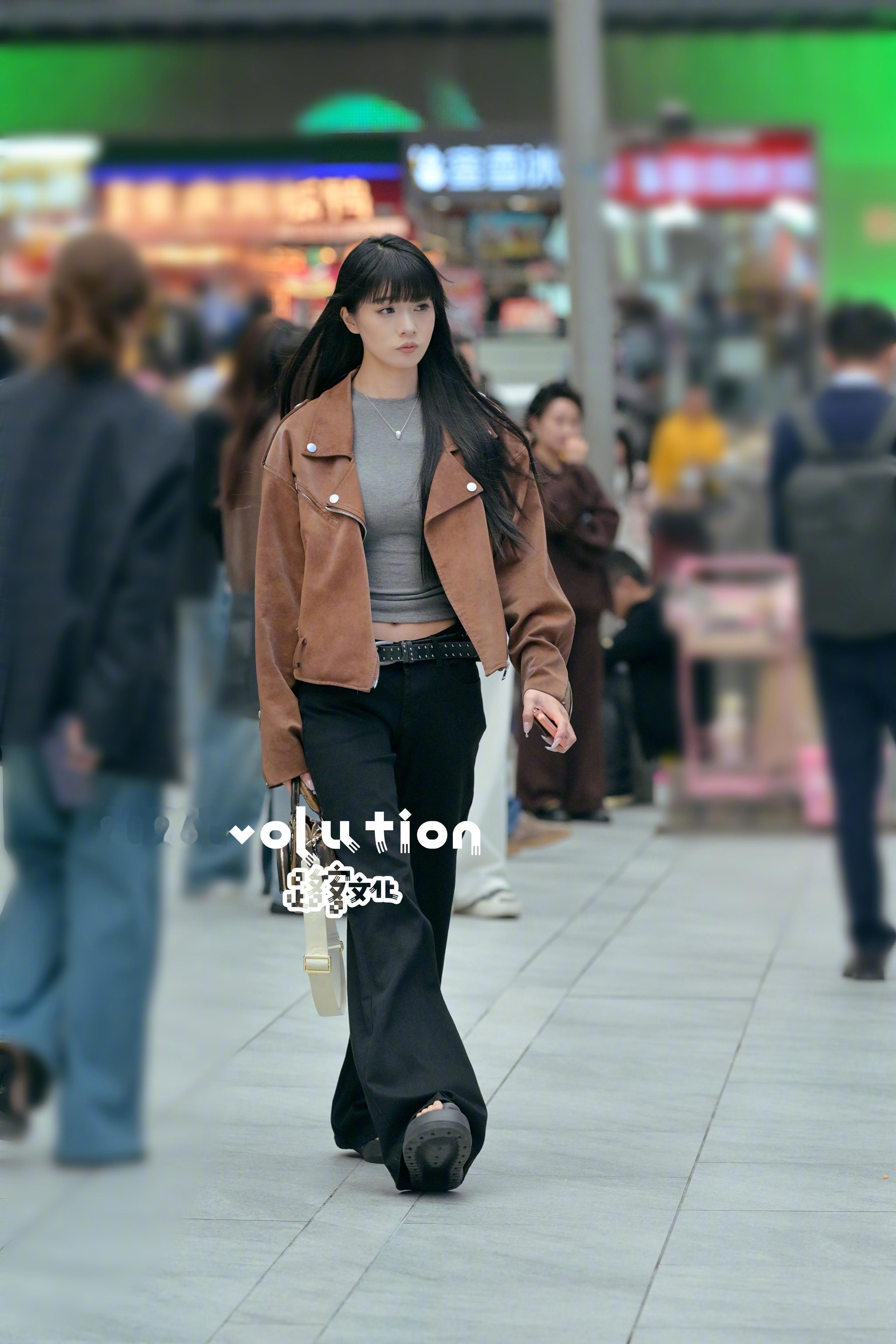 有一段时间没拍到这个小姐姐了