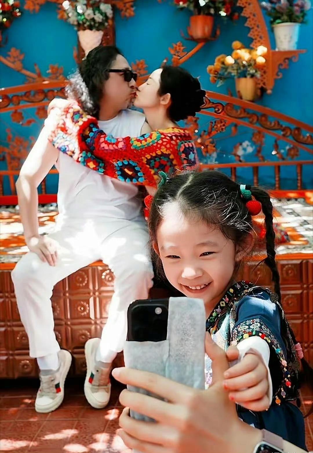 感觉万千惠是真的很爱三宝。每一次，她和三宝一起拍照，都没有任何的勉强，嘴角都