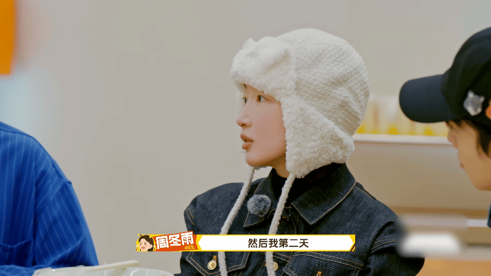 周冬雨素颜录节目别人都在精致妆造，她素颜就敢上镜，周冬雨这自信没谁了，干干净净