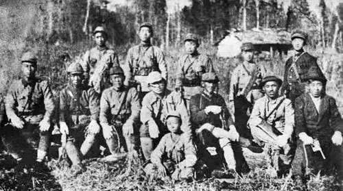 1942年的一天，部队正休整吃饭，突然一只毛色鲜艳的小鸟飞来，大家都想要去抓。但